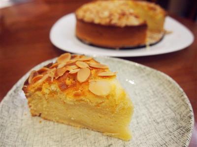 Almond and lemon cake