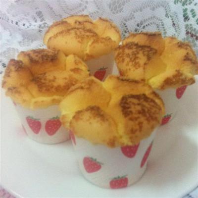 Paper cup cakes with coconut oil