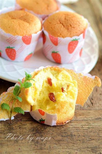 A cranberry yogurt paper cup cake