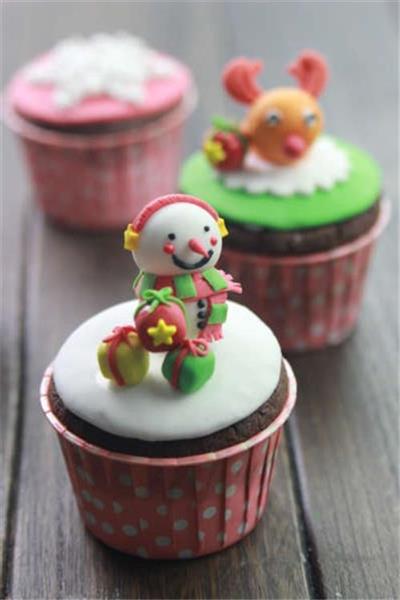 Christmas treats with sugar paper cup cakes