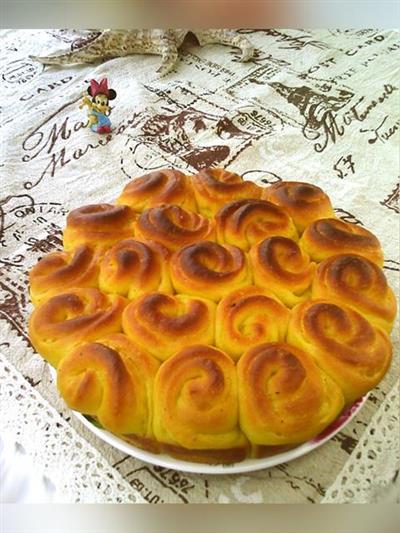 Golden pumpkin rolls