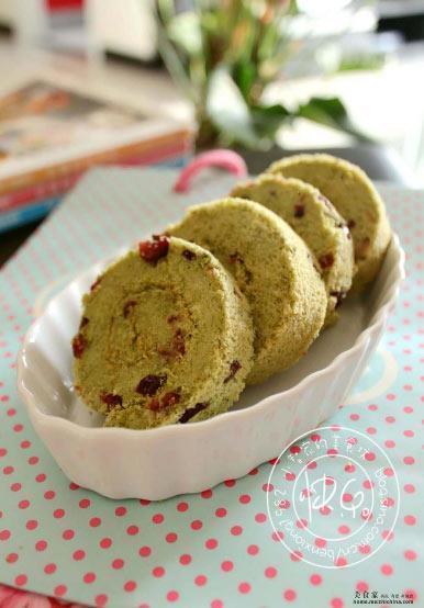 Tea and cranberry cake rolls