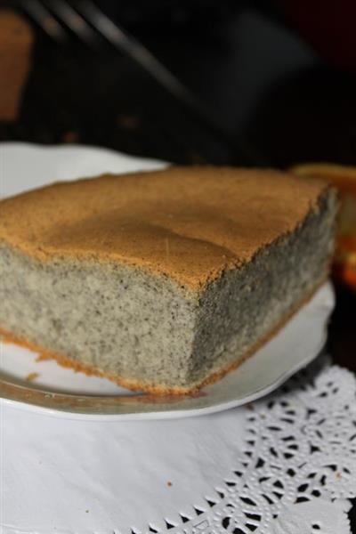 Cake with black sesame seeds