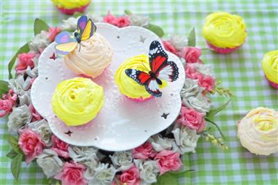 Cream and rose cakes