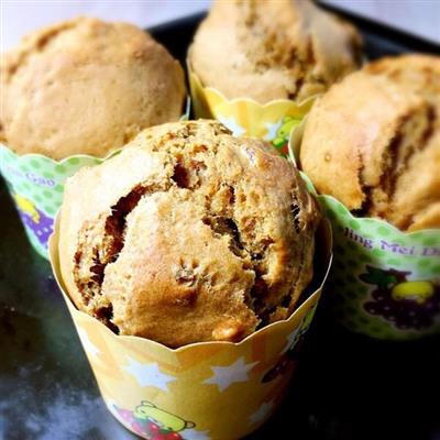 Low-fat banana and walnut cake