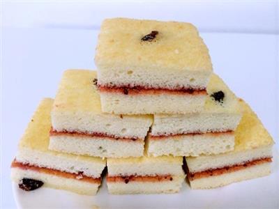 Cake with blueberry sauce