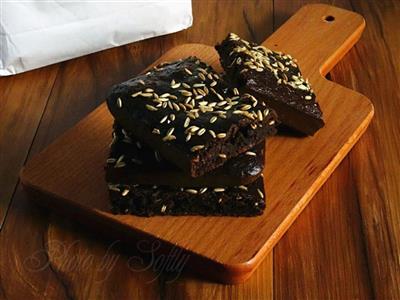 Chocolate brownie with noodles