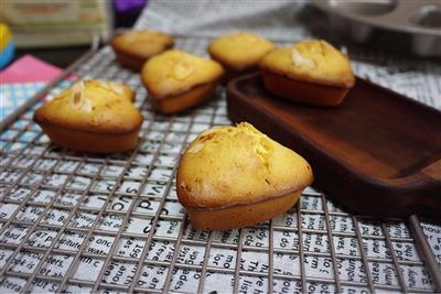 Almond cake with a faint strawberry flavor