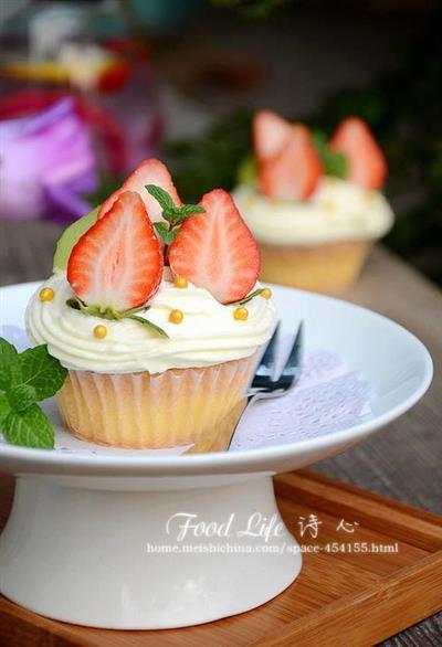 Cream and fruit cake cups