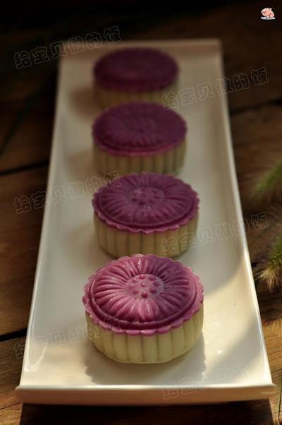 Two-tone black sesame ice cream mooncakes