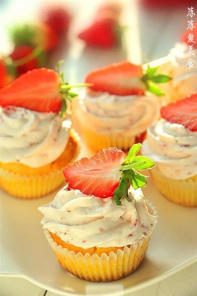 Yoghurt and strawberry cake