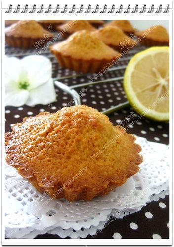 Small cakes with lemon juice