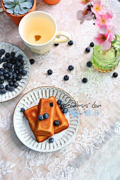 Blueberry and cinnamon brick cake