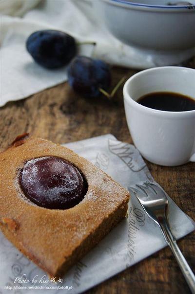 Cake with black sugar