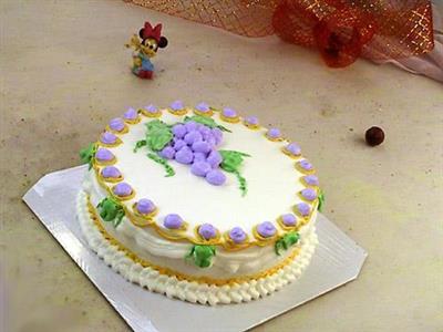 Cake of grape flowers