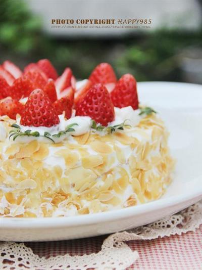 Strawberry cake with almond cream