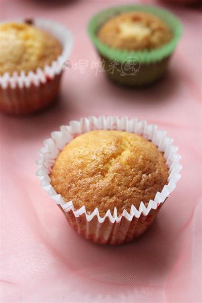 Small cake with cherry cups