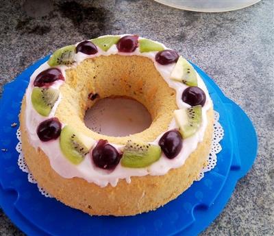 Lemonade and cherry cake