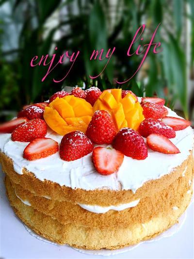 Strawberry and mango cake