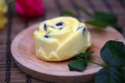 Cranberry and rose cakes