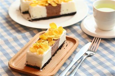 Two-tone ice cream cake