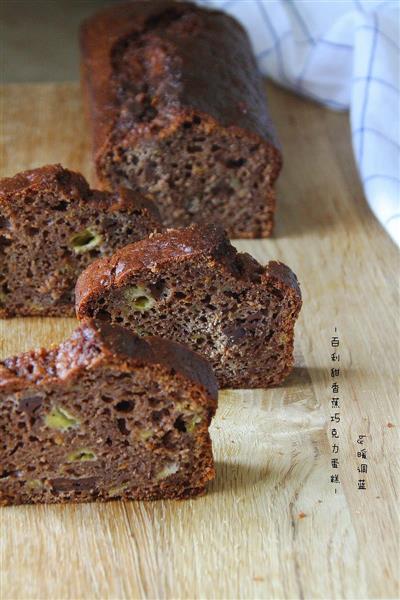 Chocolate cake with sweet bananas