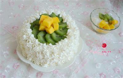 Fruit cake with cream