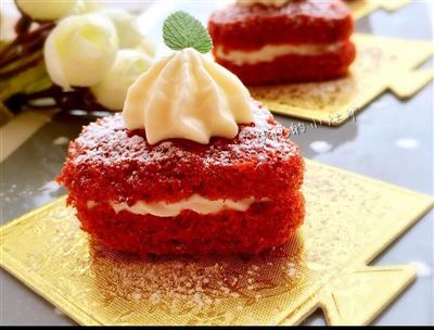 Heart-shaped red velvet cream cake