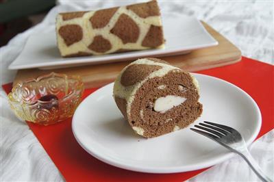 Giraffe and cake rolls