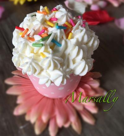 Cream flowers on a cupcake