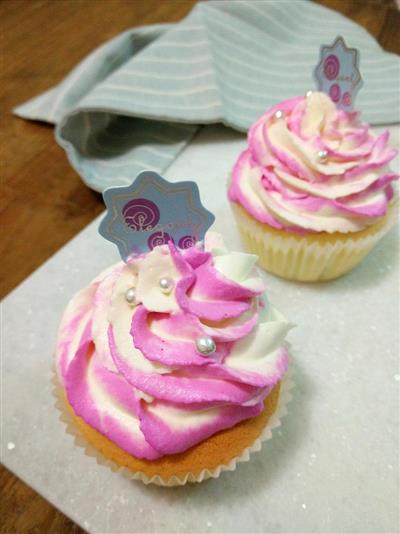 Two-tone cream paper cup cake