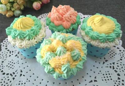 Paper cupcakes and flowers