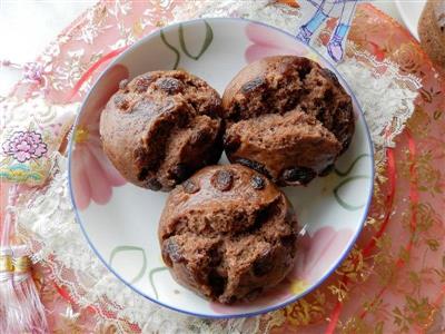 Chocolate cake with raisins