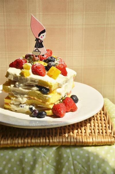 Fruits and naked cakes