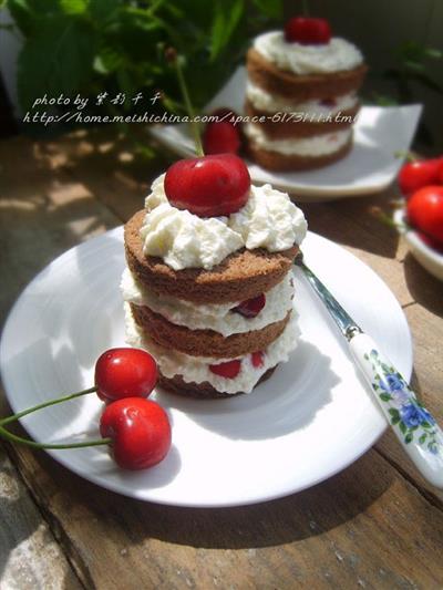 Cherry cocoa cream cake