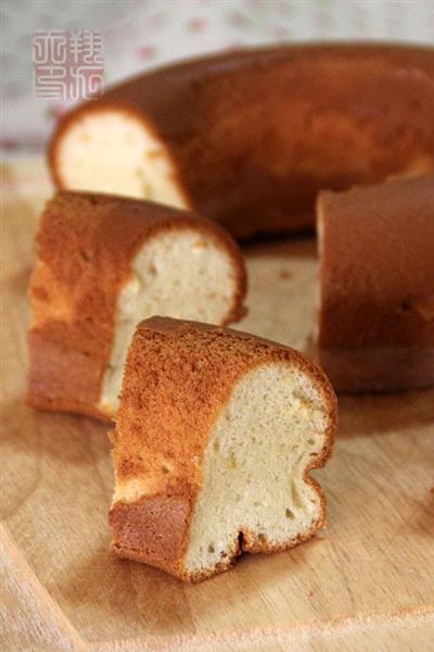 Yoghurt cake with berries