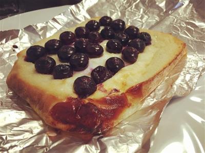 Blueberry toast with gray cream