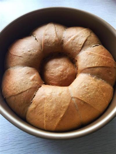 Red sugar crown bread