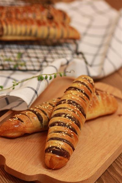 Beans and sugar bread