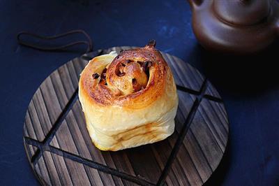 Sweet and sour - red sugar dates and bread rolls