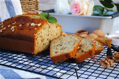 Banana and walnut pound cake