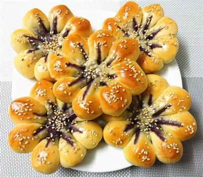 Violet flower bread