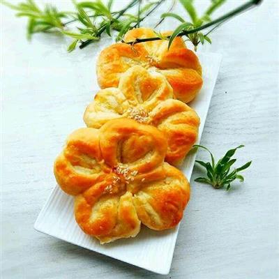 Four-leaf clover bread