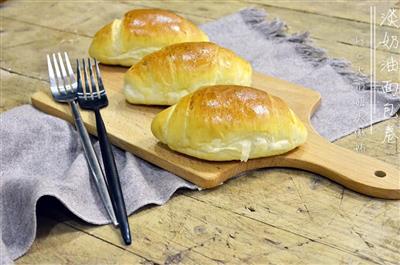 Light cream bread rolls