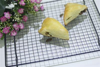 Dried bread with raisins