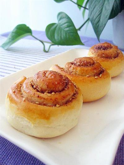 Sesame and cinnamon rolls