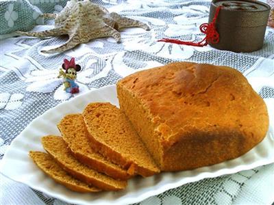 Tomato-flavored whole wheat bread