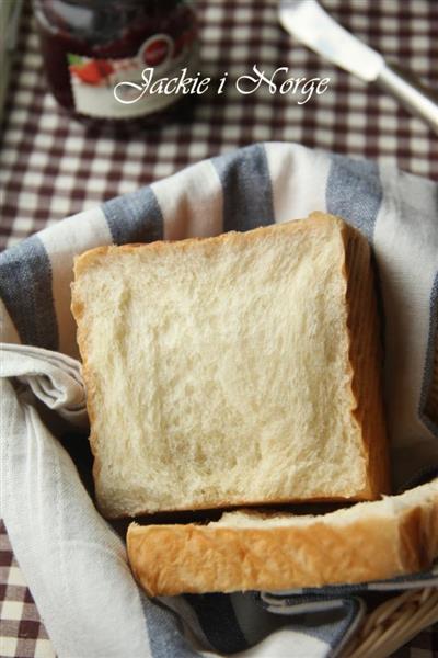 Herbal yogurt and toast