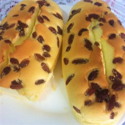 Yoghurt cake with raisins