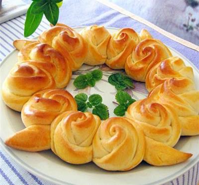 New Year's wreaths and bread